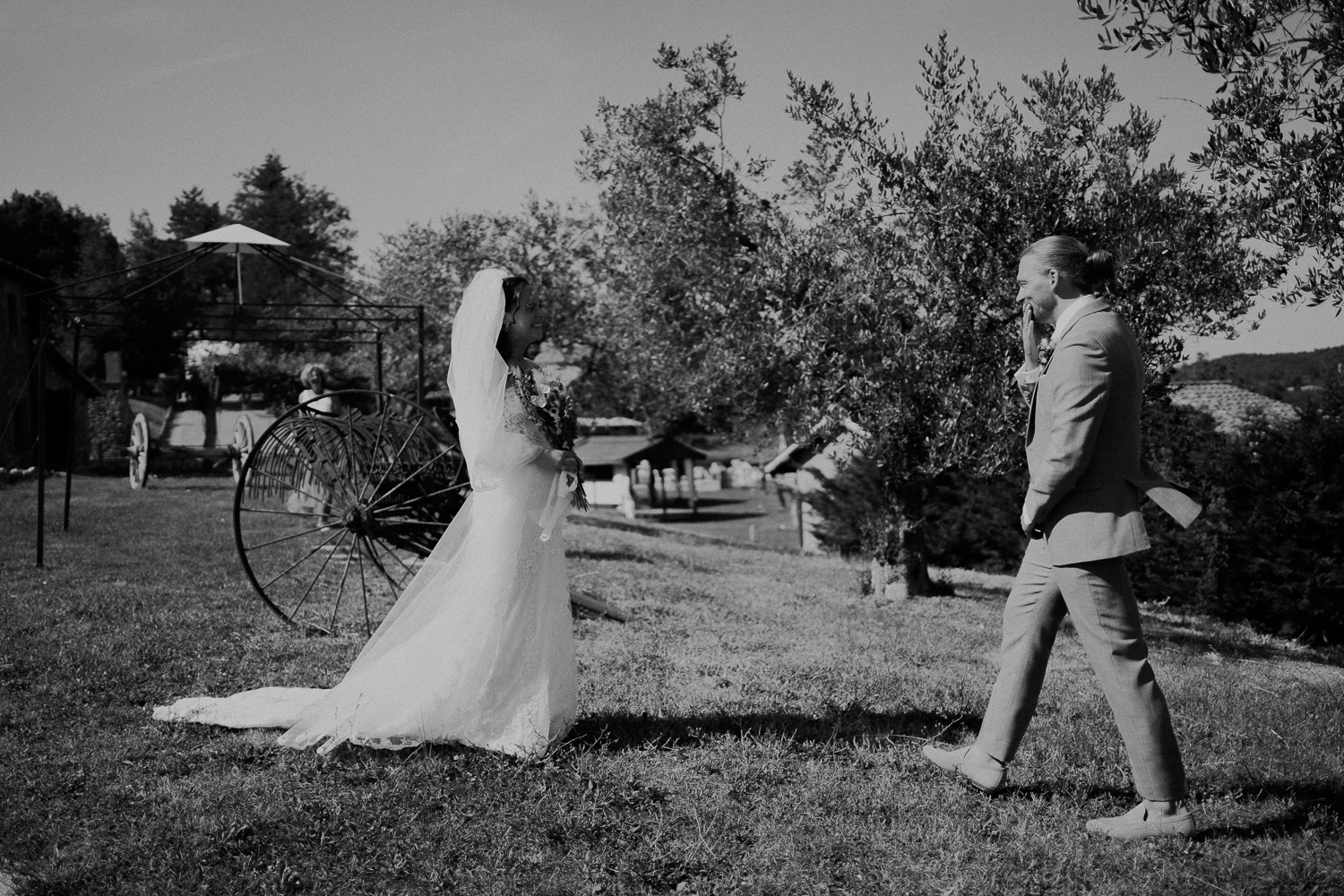 vivianeizzo-wedding-photographer-fineart-bespoke-reportage-destination-umbria-villalaura-borgosanfaustino-luxurywedding-112