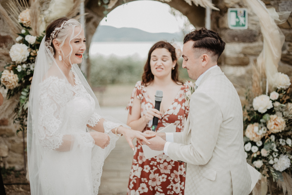 vivianeizzo-wedding-photographer-fineart-bespoke-reportage-luxury-destination-Isolapolvese-Perugia-Umbria-isolapolveseresort-junebugweddings.jpg-107