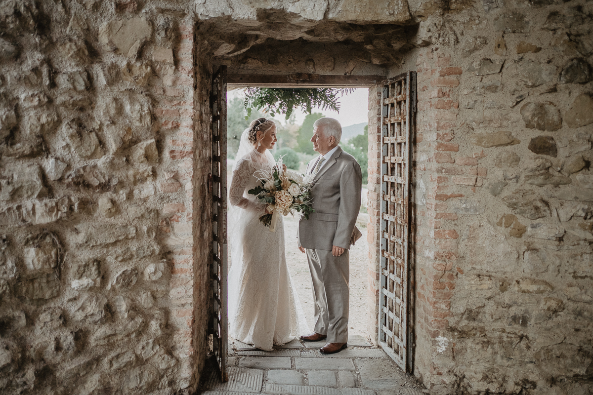 vivianeizzo-wedding-photographer-fineart-bespoke-reportage-luxury-destination-Isolapolvese-Perugia-Umbria-isolapolveseresort-junebugweddings.jpg-131