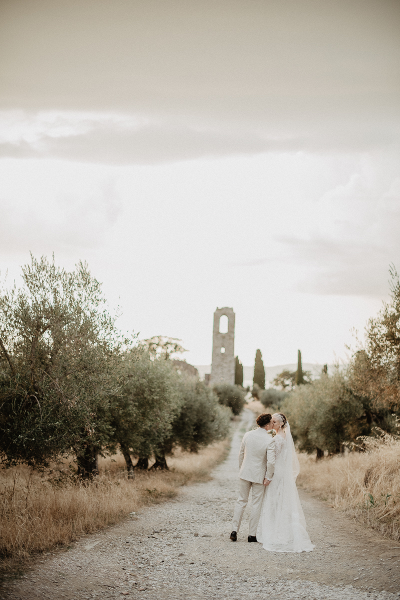vivianeizzo-wedding-photographer-fineart-bespoke-reportage-luxury-destination-Isolapolvese-Perugia-Umbria-isolapolveseresort-junebugweddings.jpg-36