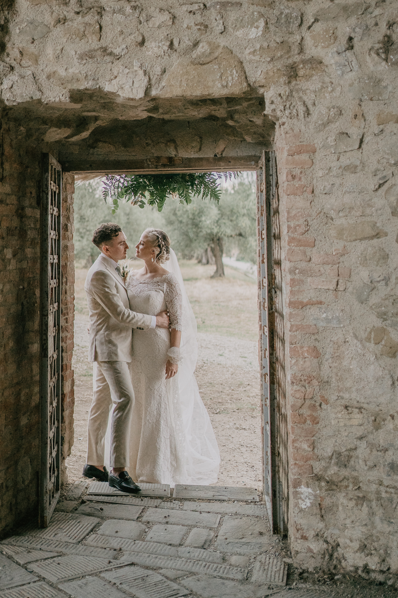 vivianeizzo-wedding-photographer-fineart-bespoke-reportage-luxury-destination-Isolapolvese-Perugia-Umbria-isolapolveseresort-junebugweddings.jpg-97