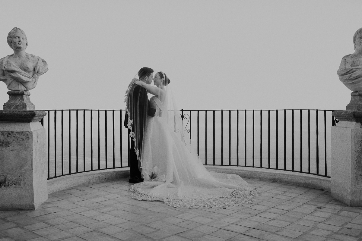 vivianeizzo-wedding-photographer-fineart-bespoke-reportage-luxury-destination-weddingplanner-cristinadizoglio-incantoweddings-villacimbrone-ravello-amalficoast-duomoravello-boatsession-101